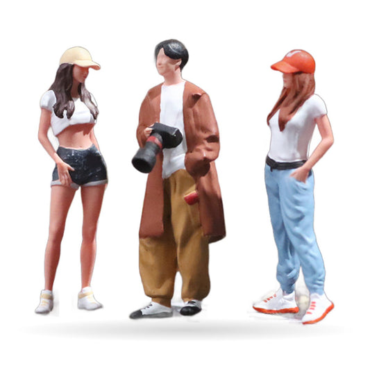 1:64 Travel Photographer Figure Set